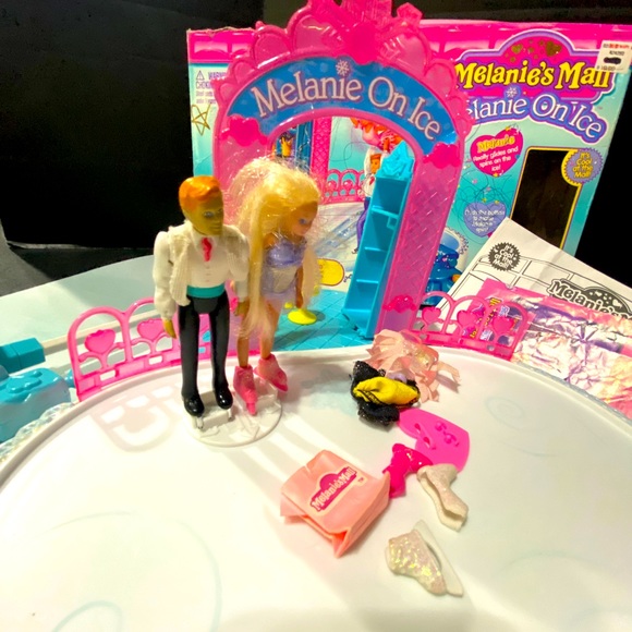 MELANIE’S MALL VINTAGE 1997 MELANIE ON ICE w/ ORIGINAL BOX - Picture 3 of 16